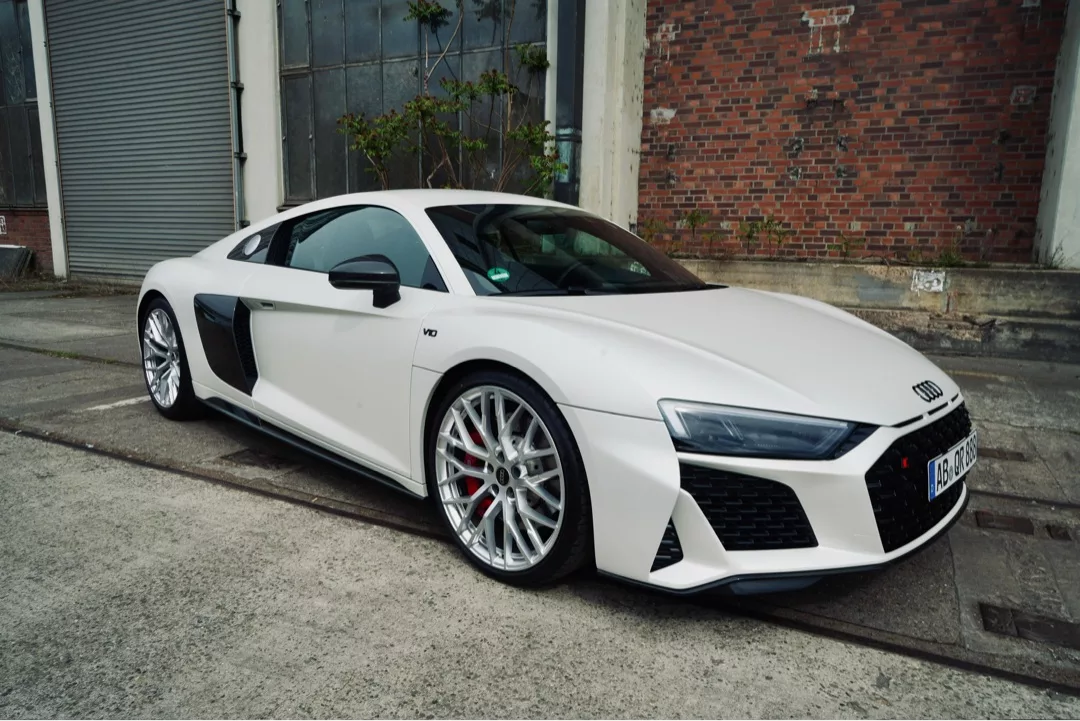 Audi R8 RWD Pearl Satin White mieten - Seitenansicht im Industriegebiet