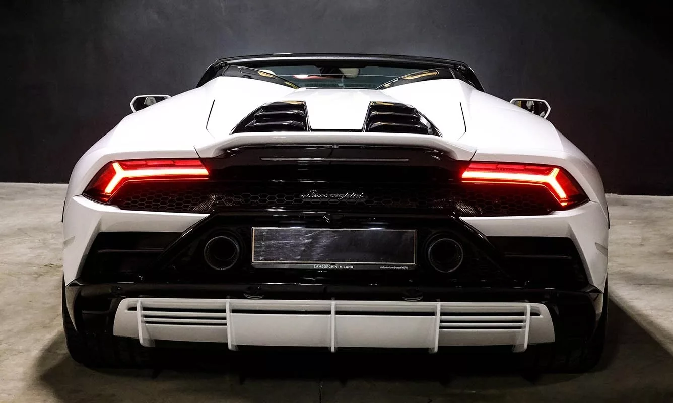 Weißer Lamborghini Huracan EVO Spider, Rückansicht in einer Garage.