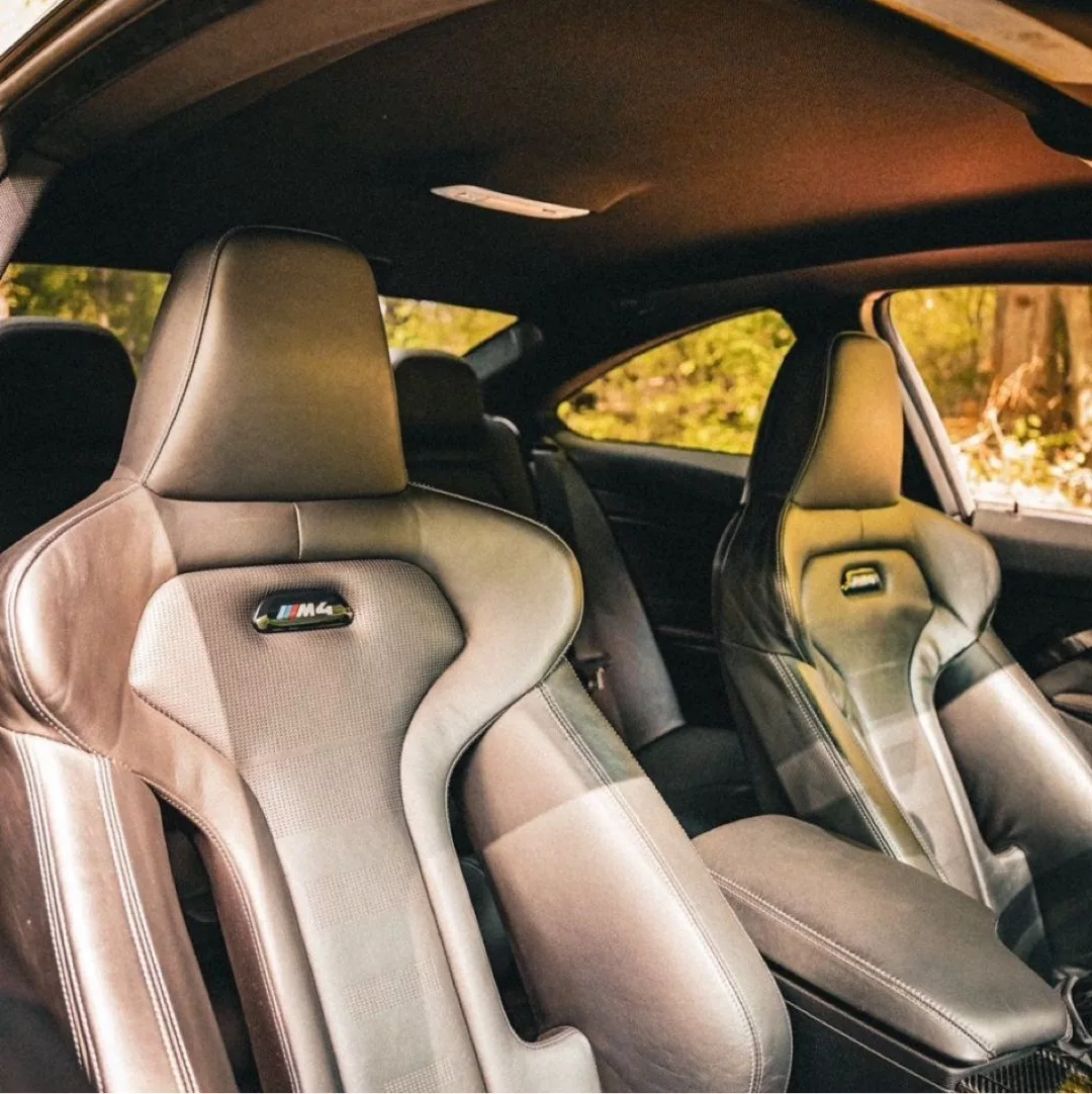 BMW M4 Competition Innenraum mit Sportsitzen mieten