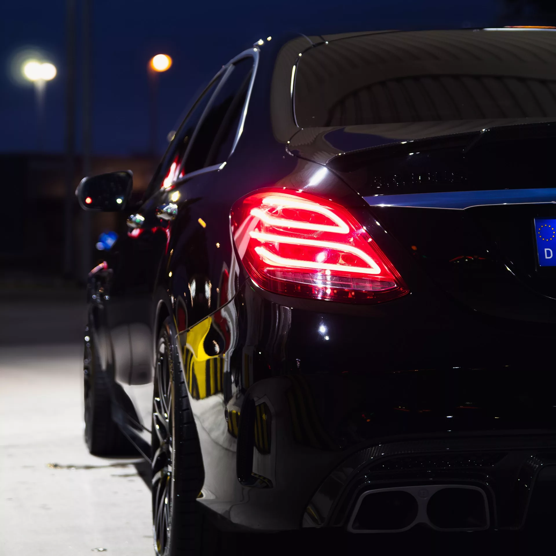 BRABUS B650 in Schwarz bei Nacht von hinten mieten.