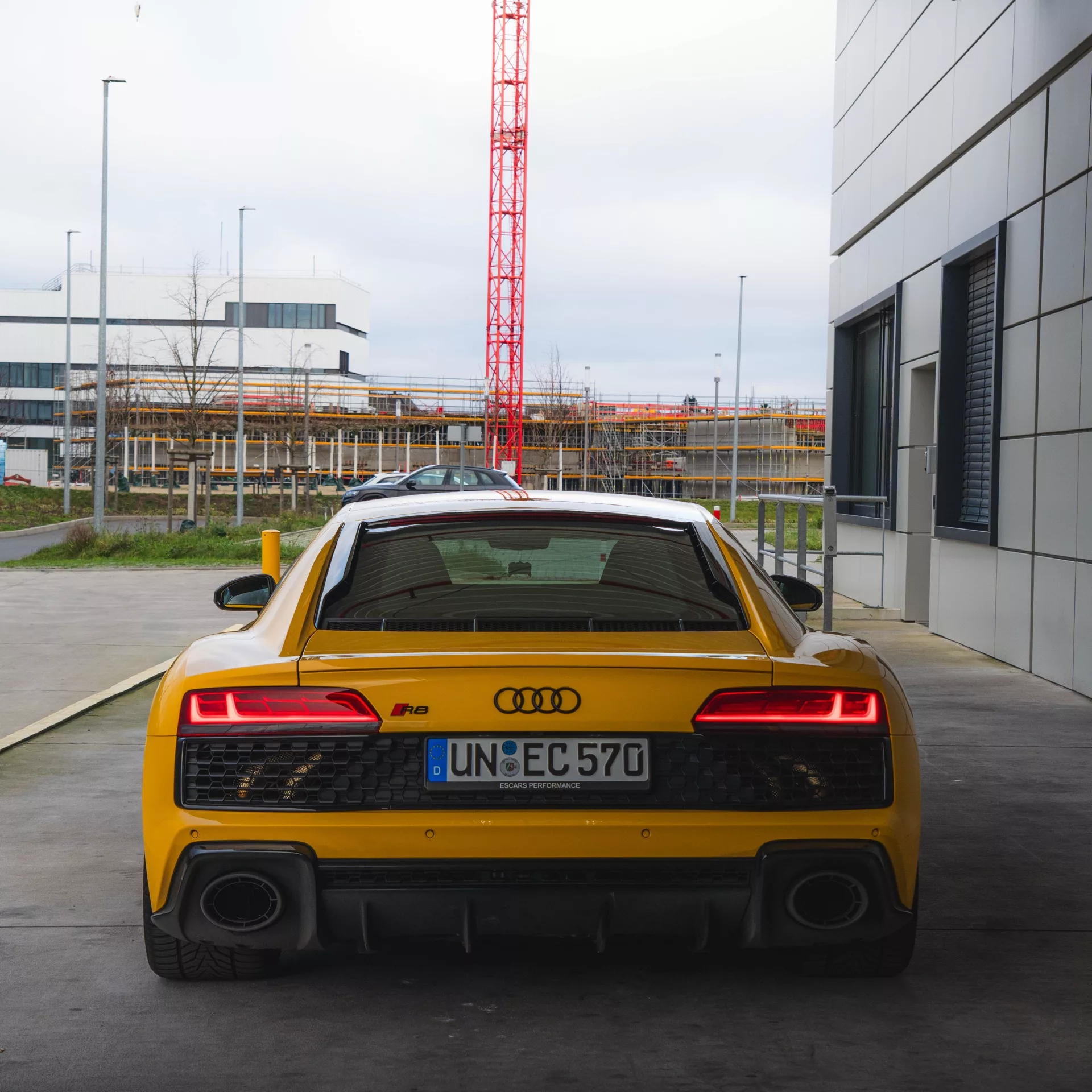 Audi R8 V10 in Gelb von hinten mieten