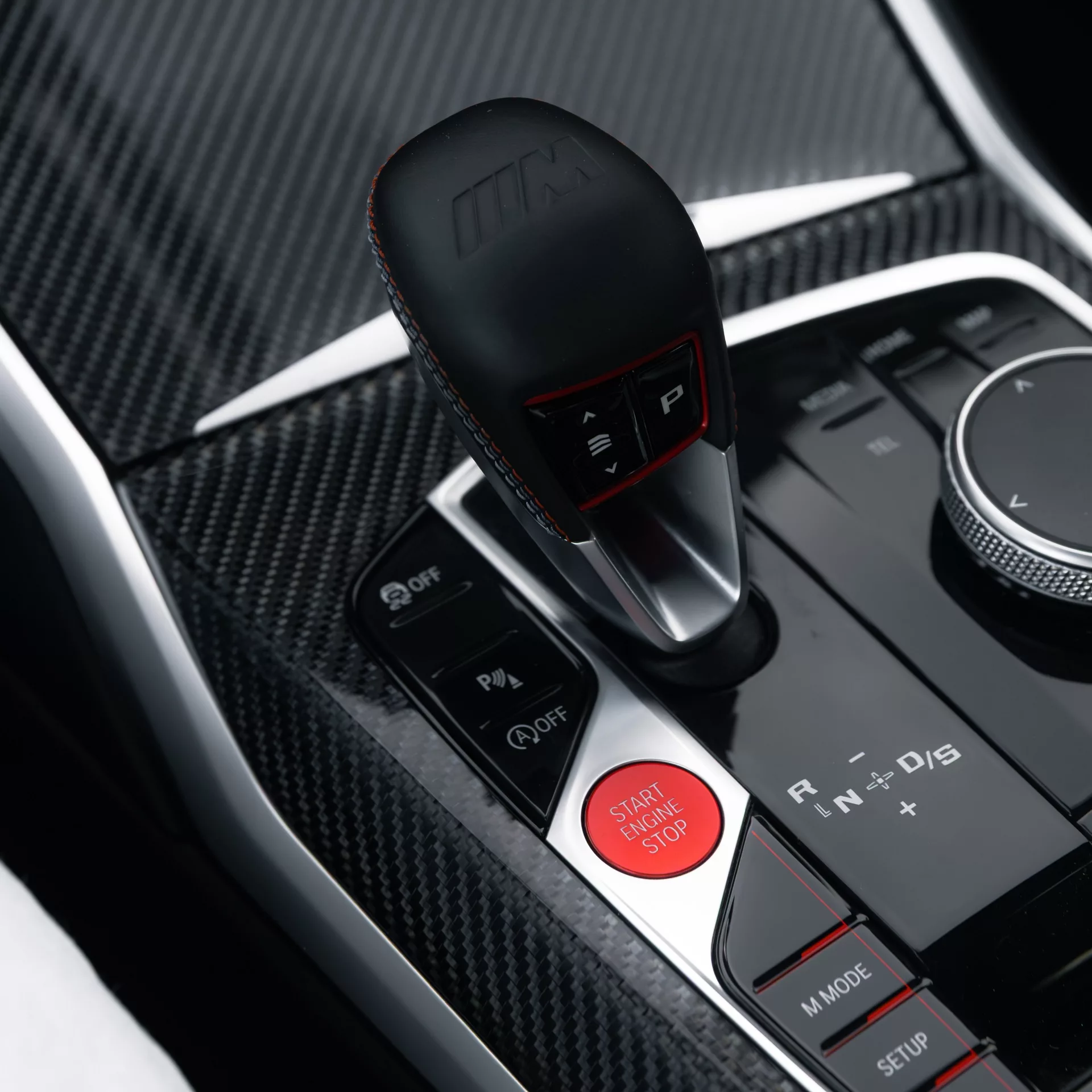 BMW M3 Competition XDrive Innenraum mit Schalthebel mieten