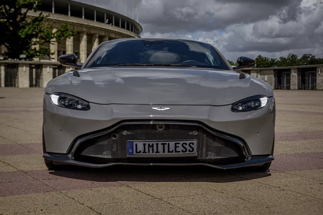 Aston Martin Vantage in Grau Frontansicht mieten