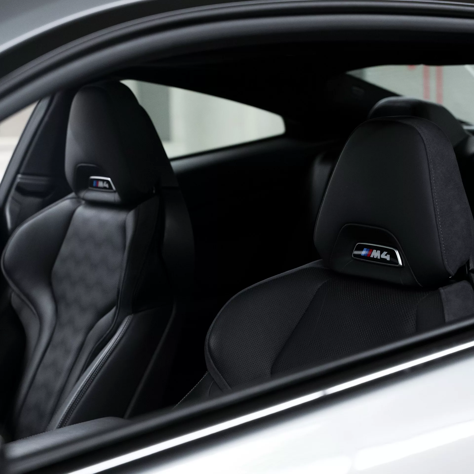 BMW M4 Competition Innenraum mit Sportsitzen mieten