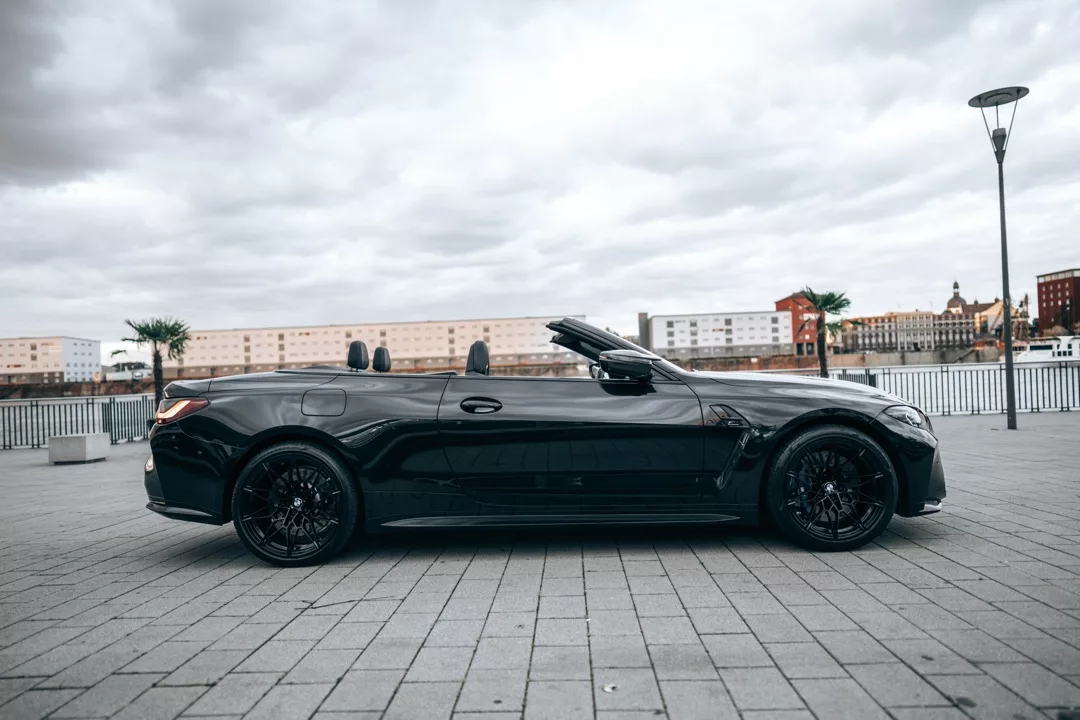 BMW M4 Competition Cabrio in Schwarz, Seitenansicht, mieten.