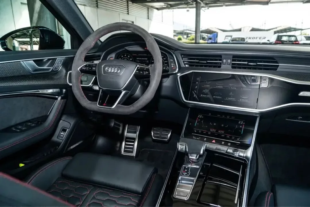 Innenraum eines Audi RS6 mit moderner Ausstattung und Sportlenkrad.