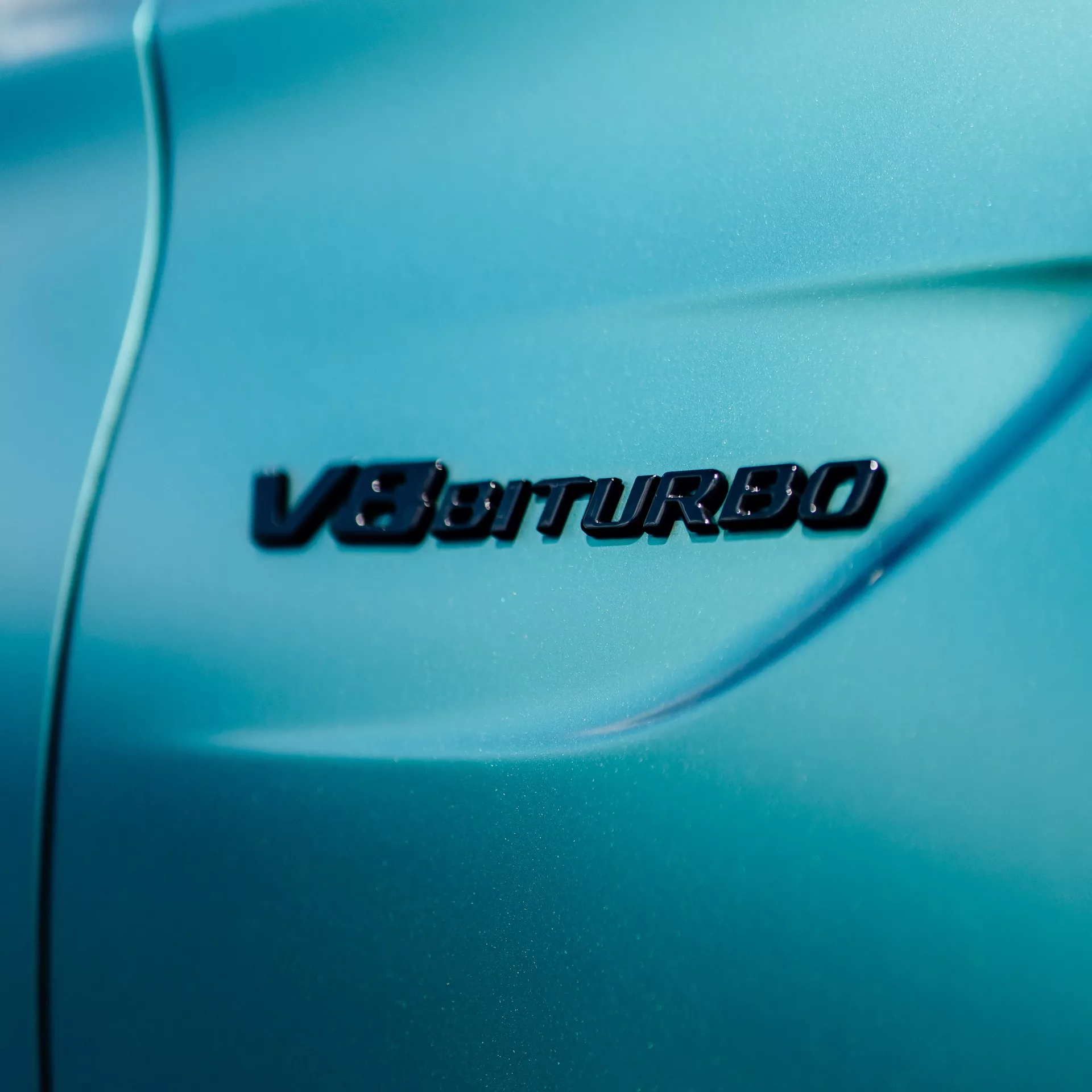 Mercedes C63s Cabrio mit V8 Biturbo Schriftzug in Blau mieten.
