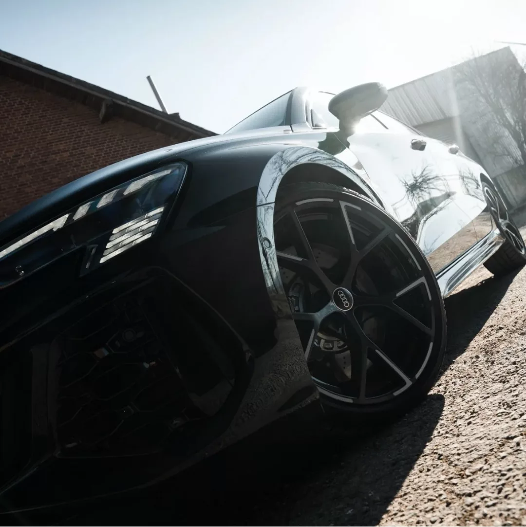 AUDI RS3 Limousine in Schwarz mieten - Nahaufnahme von der Seite