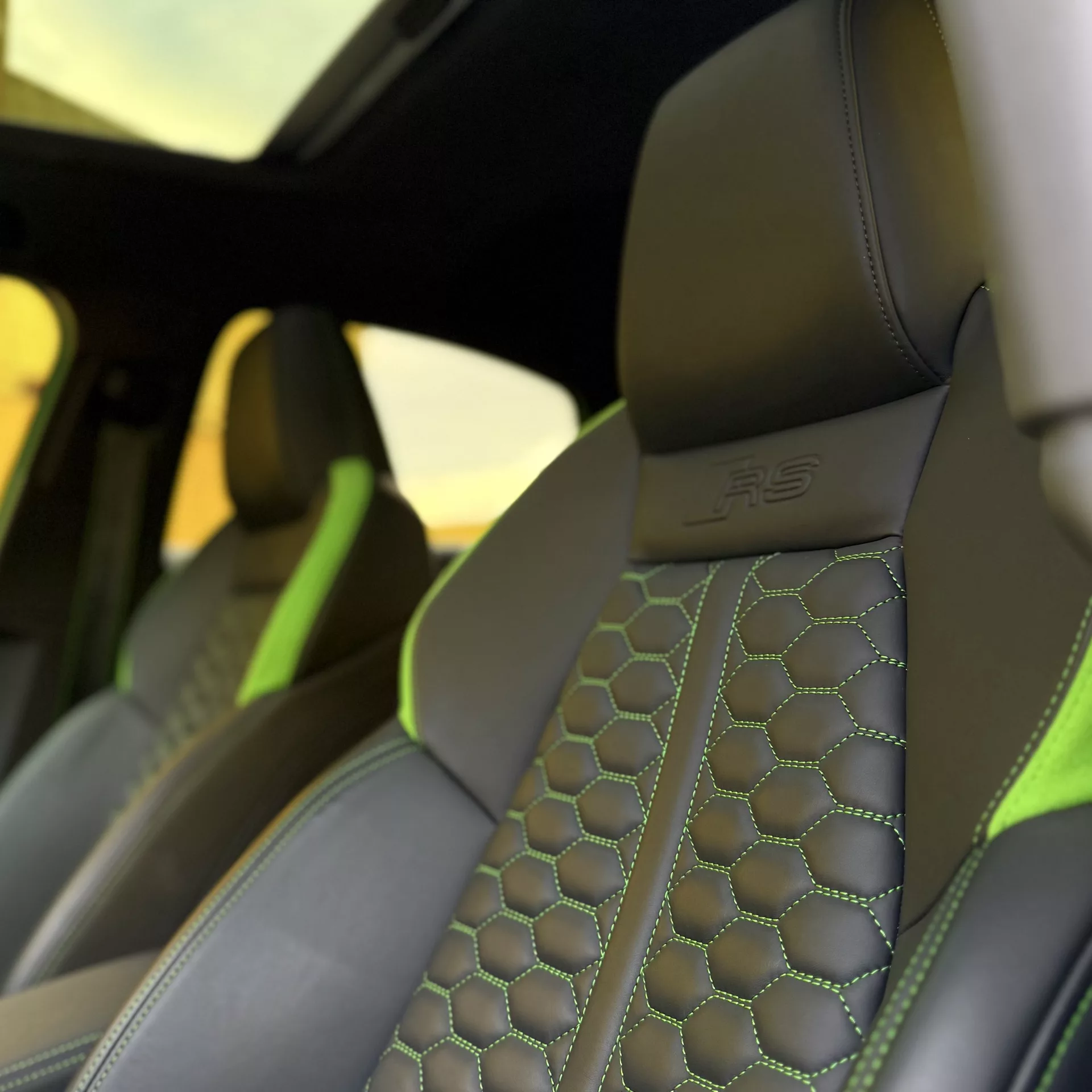 Audi RS3 Innenraum mit sportlichen Sitzen mieten