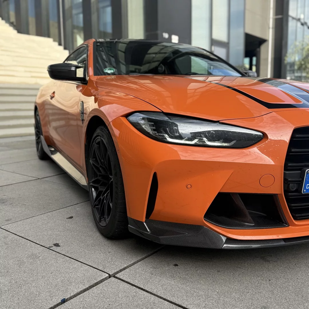 BMW M4 Competition in Orange mieten - Frontansicht