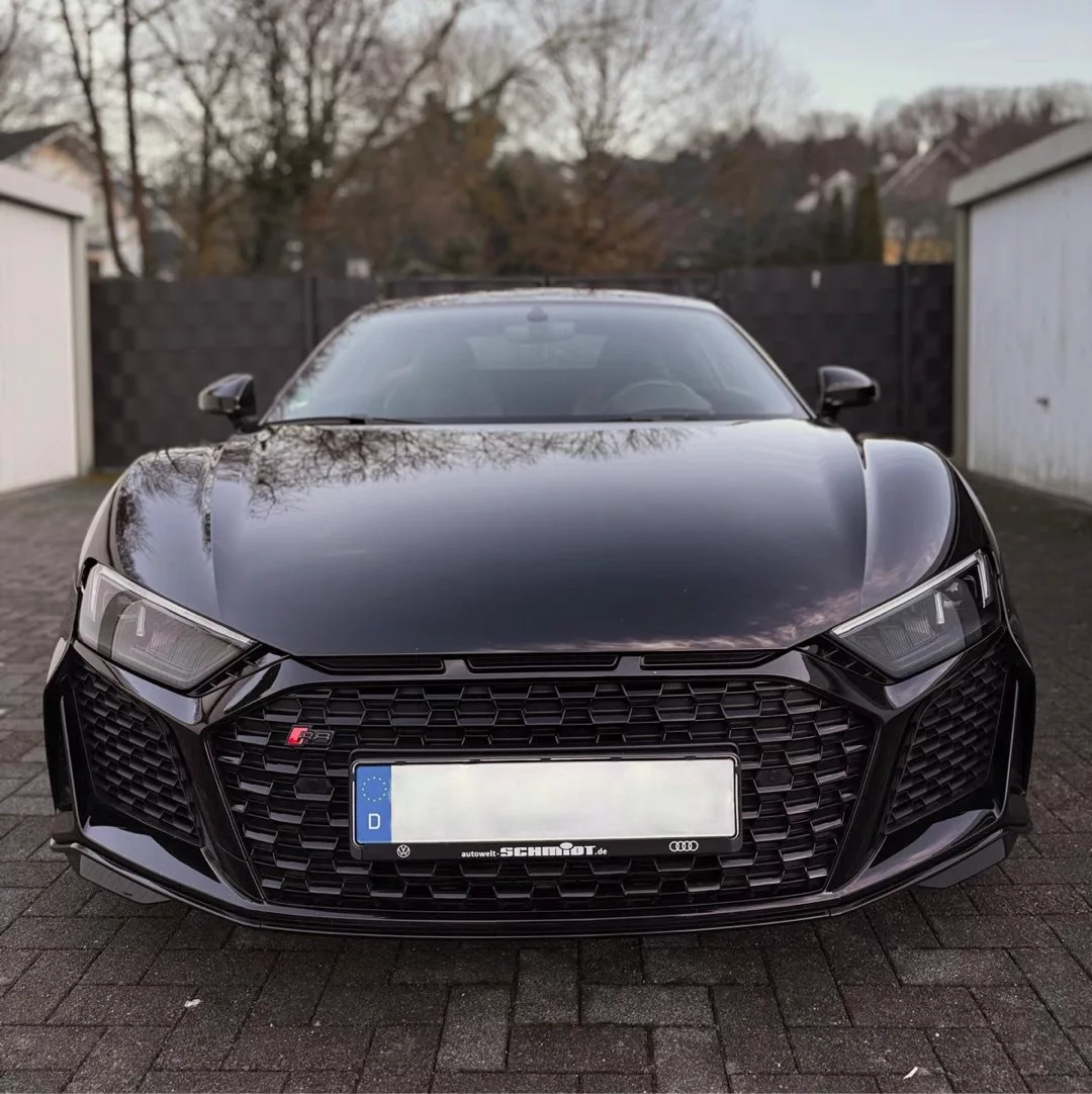 Audi R8 Facelift Quattro in Schwarz, Frontansicht mieten.