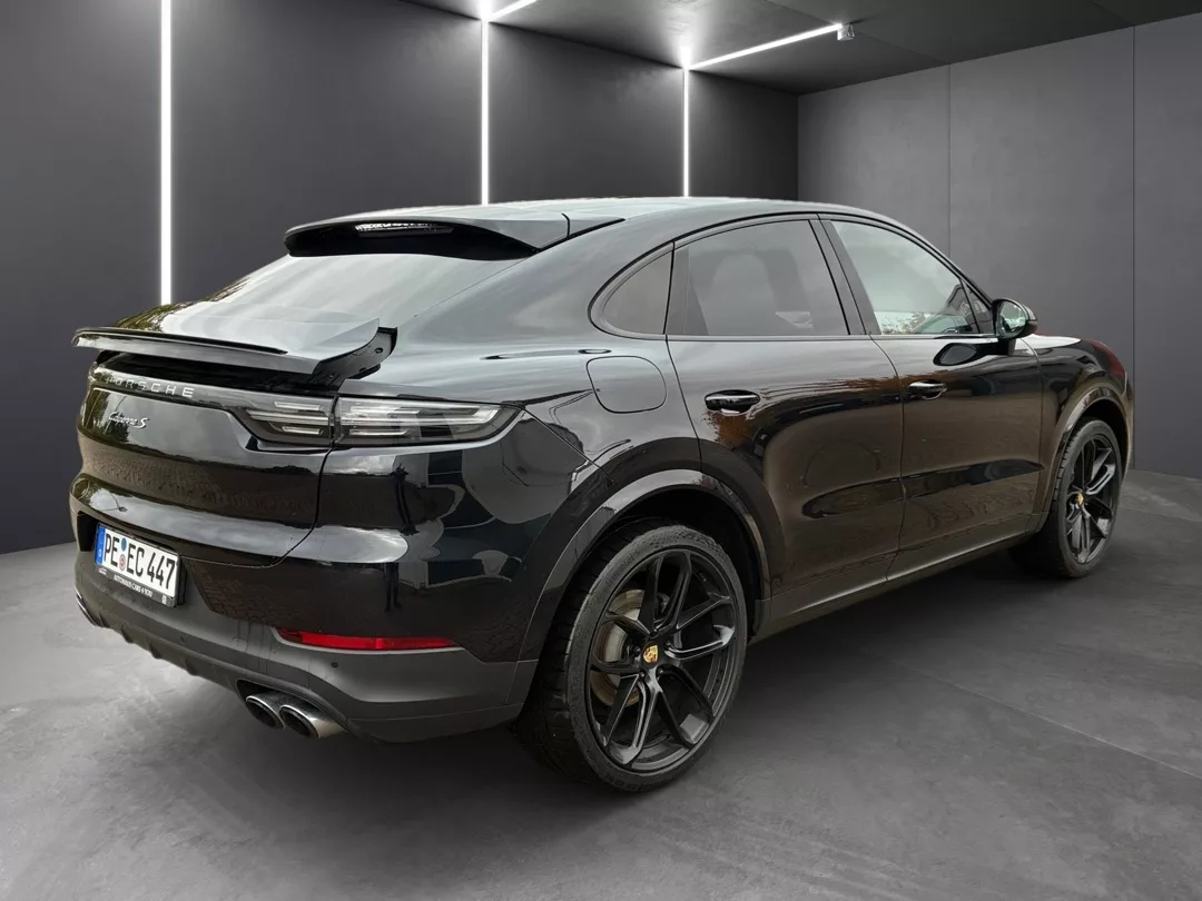Porsche Cayenne S Coupé in Schwarz von hinten mieten