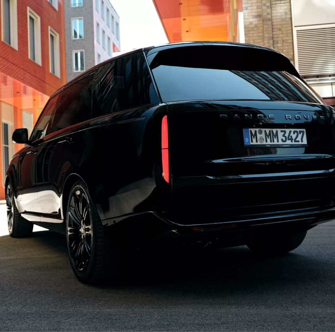 Range Rover Autobiography in Schwarz von hinten mieten.