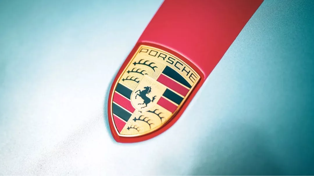 Porsche 911 Carrera 4 GTS Emblem Nahaufnahme mieten