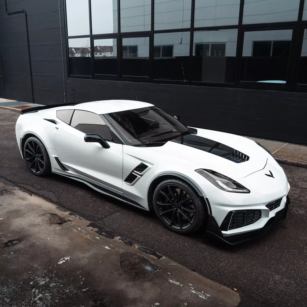 Corvette C7 Grand Sport ZR1 in Weiß, Seitenansicht mieten