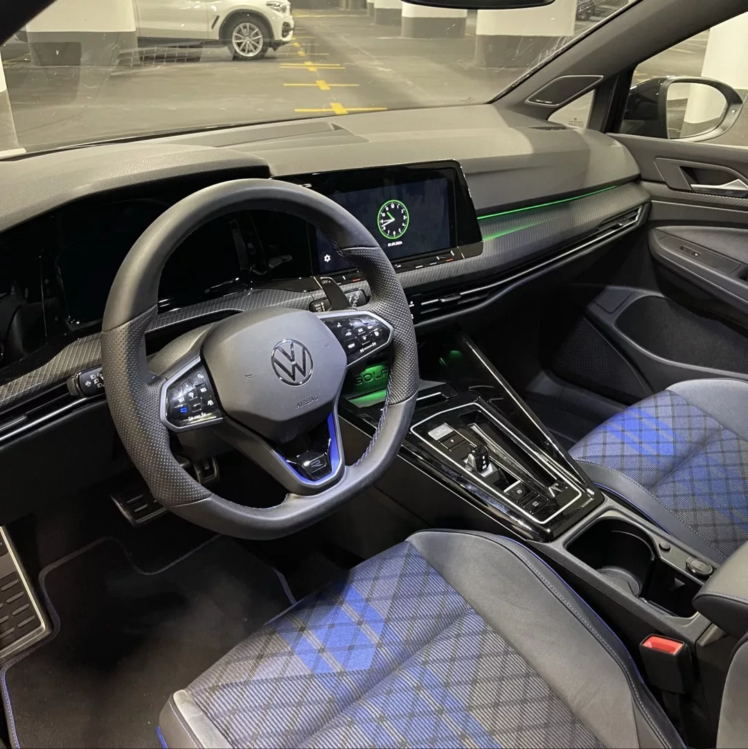 VW Golf 8 R Performance Innenraum mit Sportsitzen mieten.