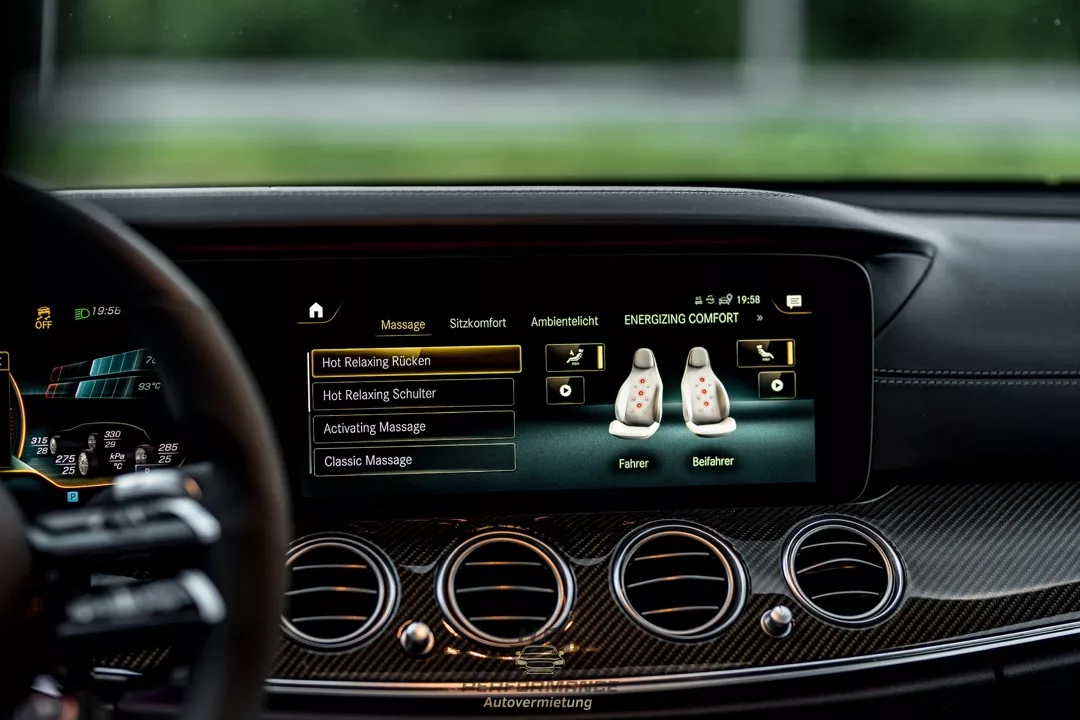 Mercedes E63S Facelift Cockpit mit Infotainment-System mieten