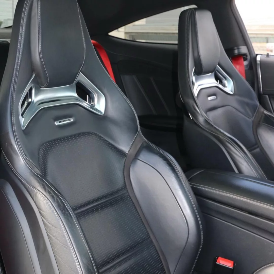 Mercedes C63 AMG Innenraum mit Sportsitzen mieten