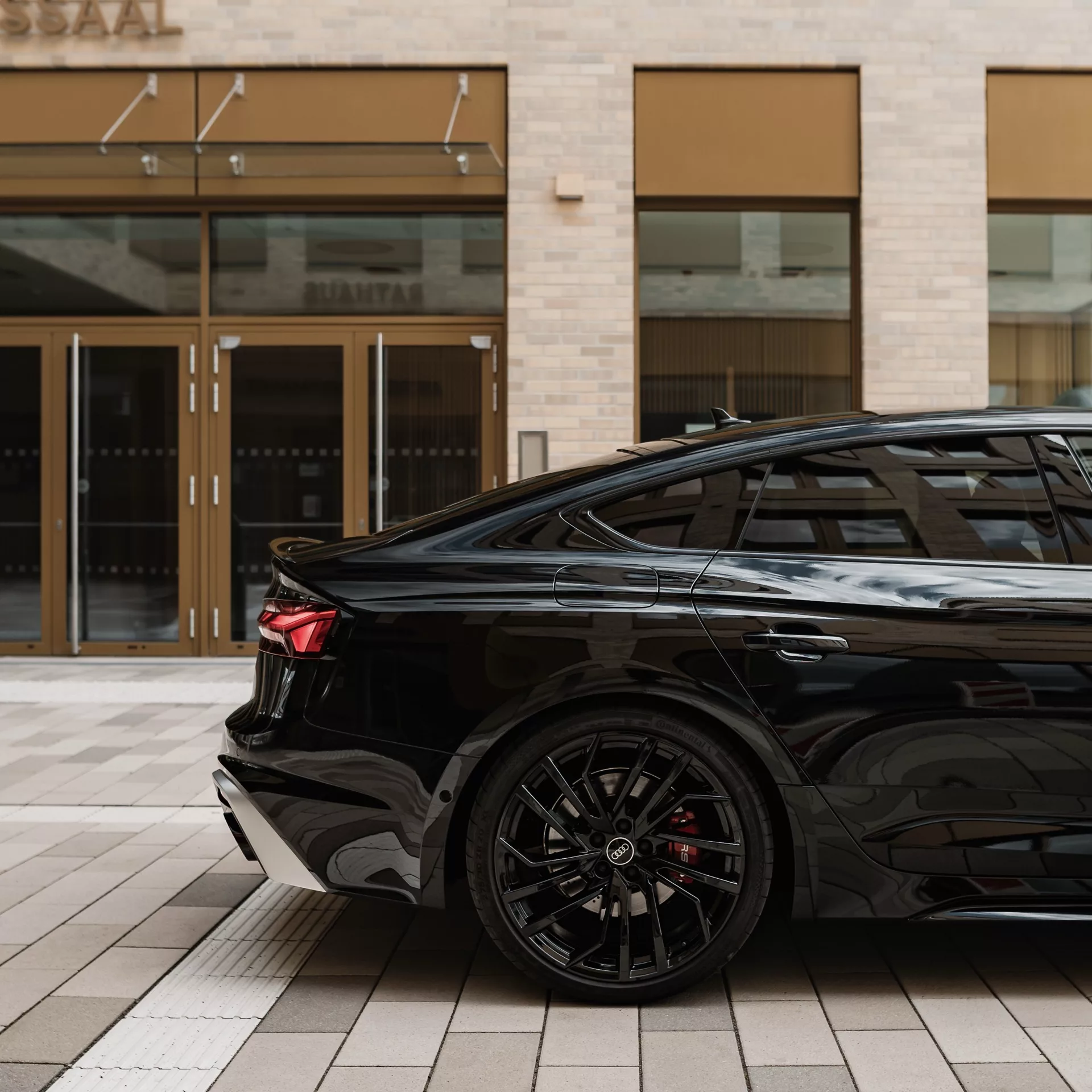 Audi RS5 Sportback in Schwarz von der Seite mieten