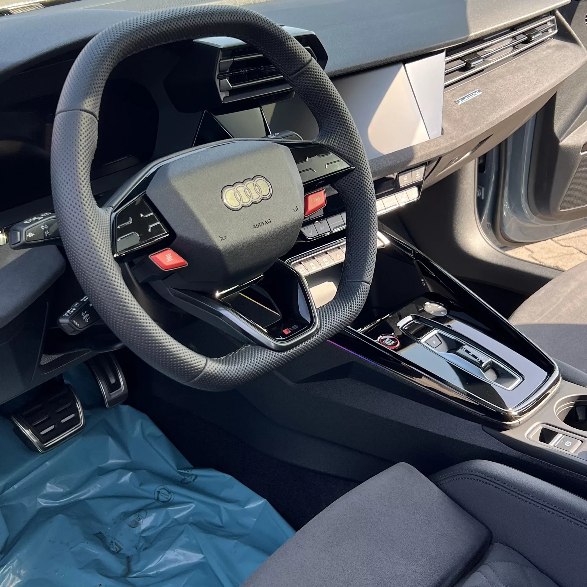 Audi RS3 Limosine Cockpit mit Lenkrad und Display mieten
