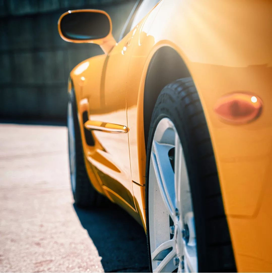 Corvette C5 Cabrio in Gelb aus Seitenperspektive mieten.