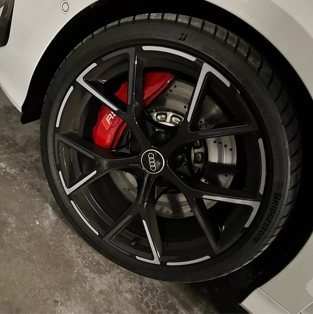 Audi RS3 Limousine Felge in Schwarz mit Bremssattel in Rot mieten.