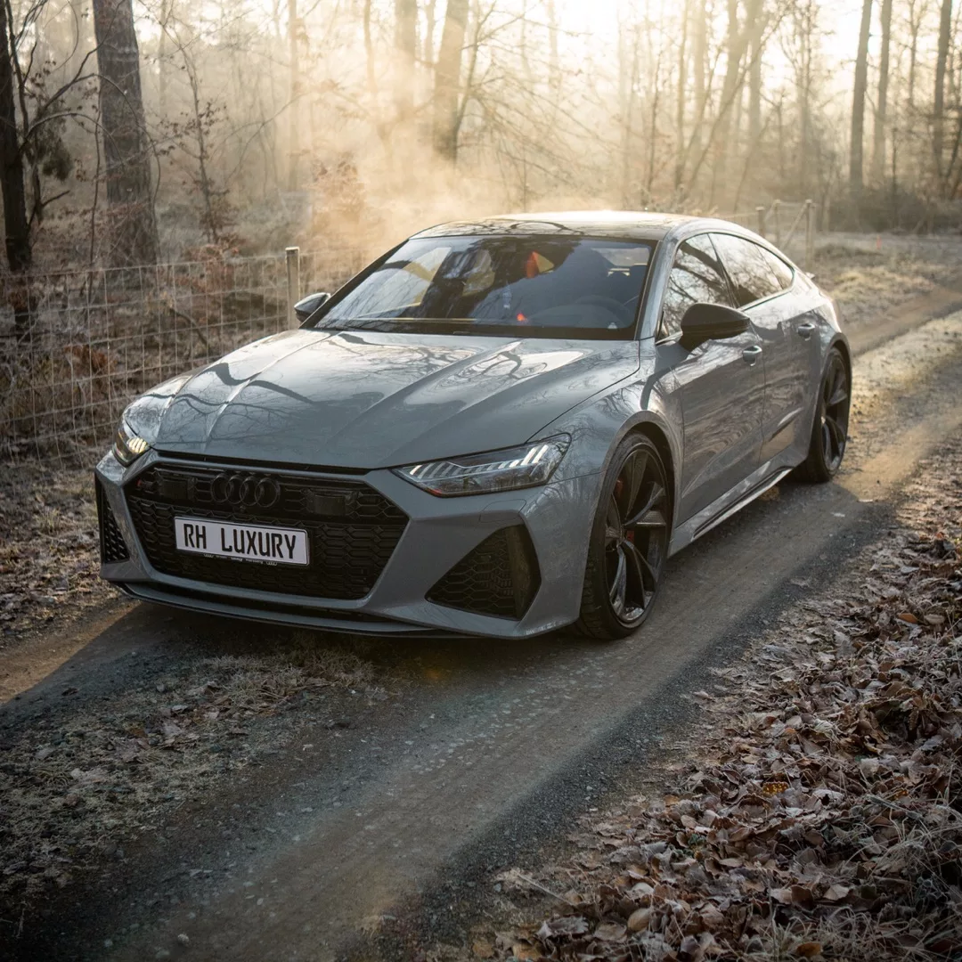 Audi RS 7 Performance in Grau auf Waldweg mieten.