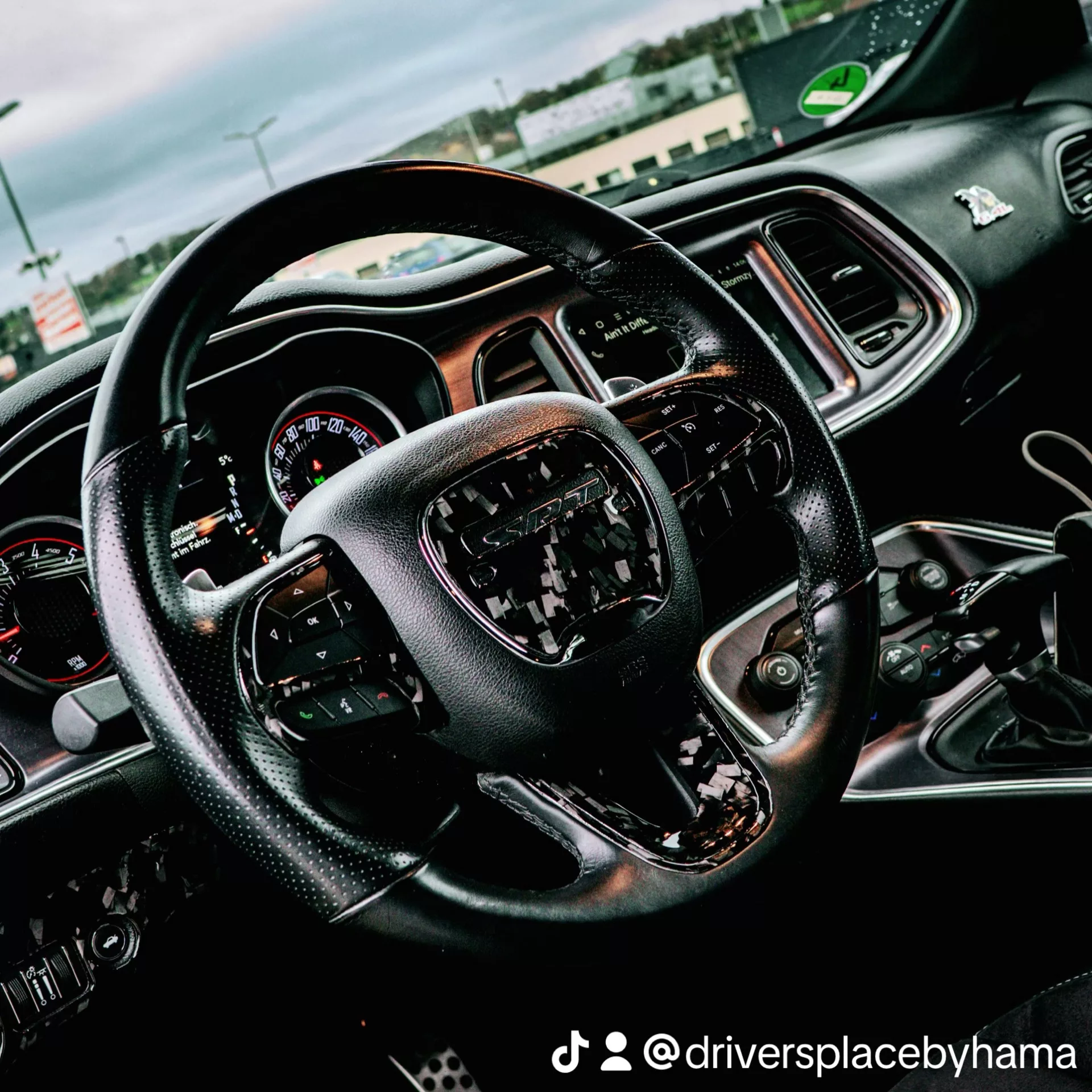 Dodge Challenger SRT Hellcat Innenraum mit Lenkrad-Detail mieten