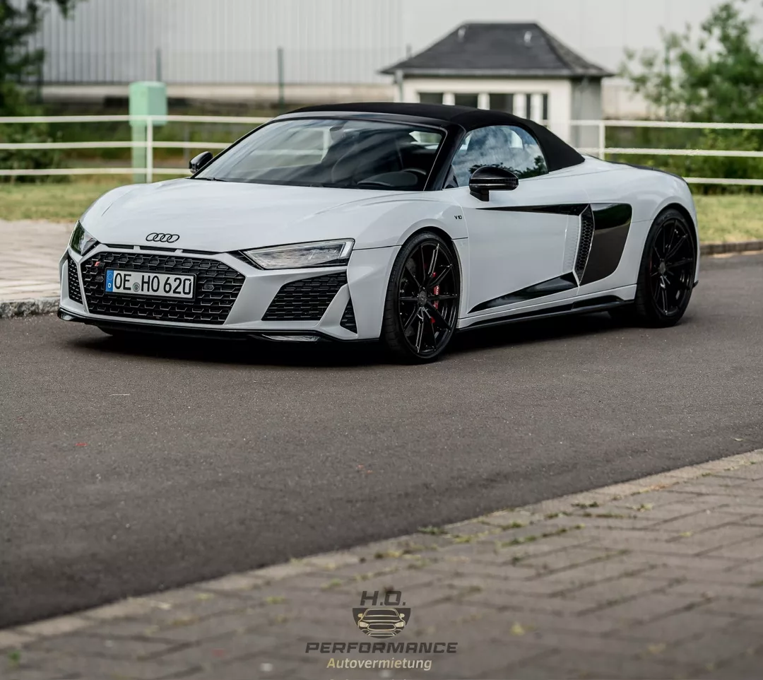 Audi R8 Performance Spyder in Weiß auf Straße mieten