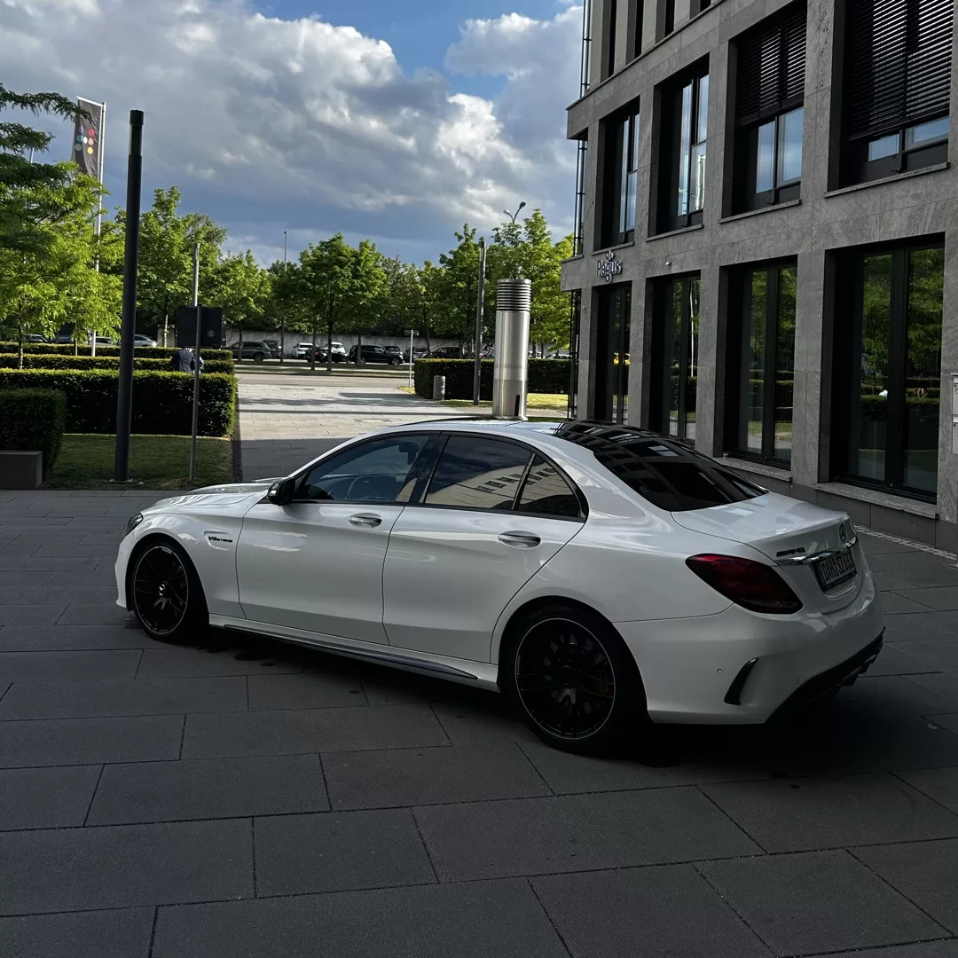 Mercedes C63s AMG Limousine in Weiß von schräg hinten mieten.