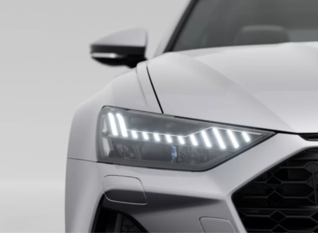 Audi RS6 2025 Detailansicht Frontscheinwerfer in Weiß mieten