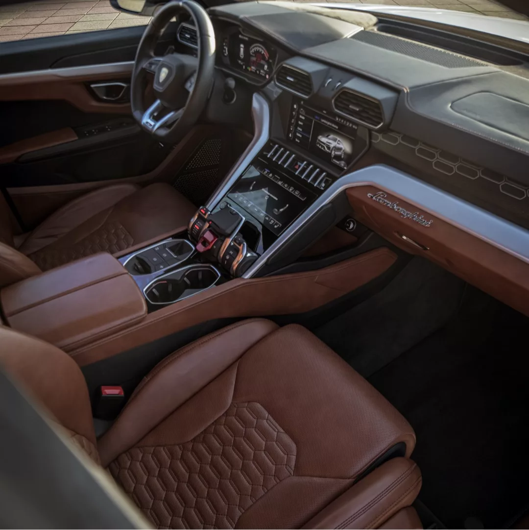 Lamborghini Urus Innenraum mit Ledersitzen mieten.
