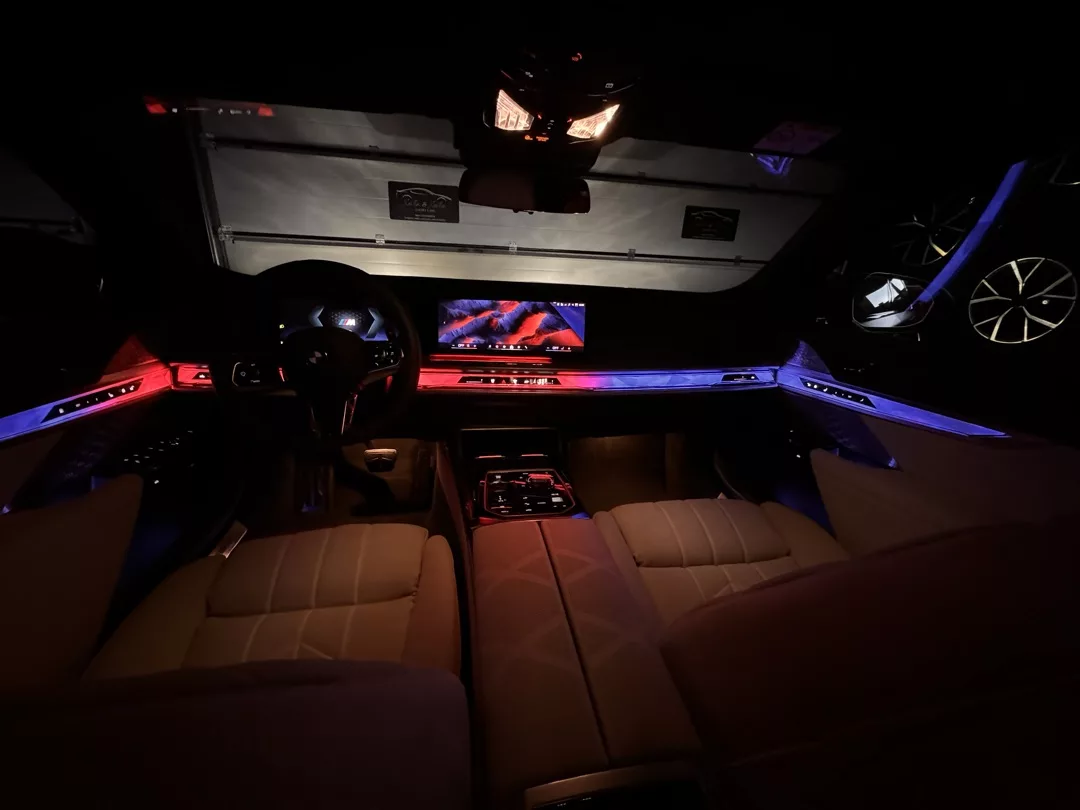 BMW M760e Innenraum mit Ambientebeleuchtung mieten