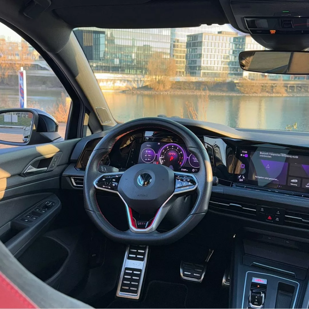 Golf 8 GTI Clubsport Innenraum mit digitalem Cockpit mieten.