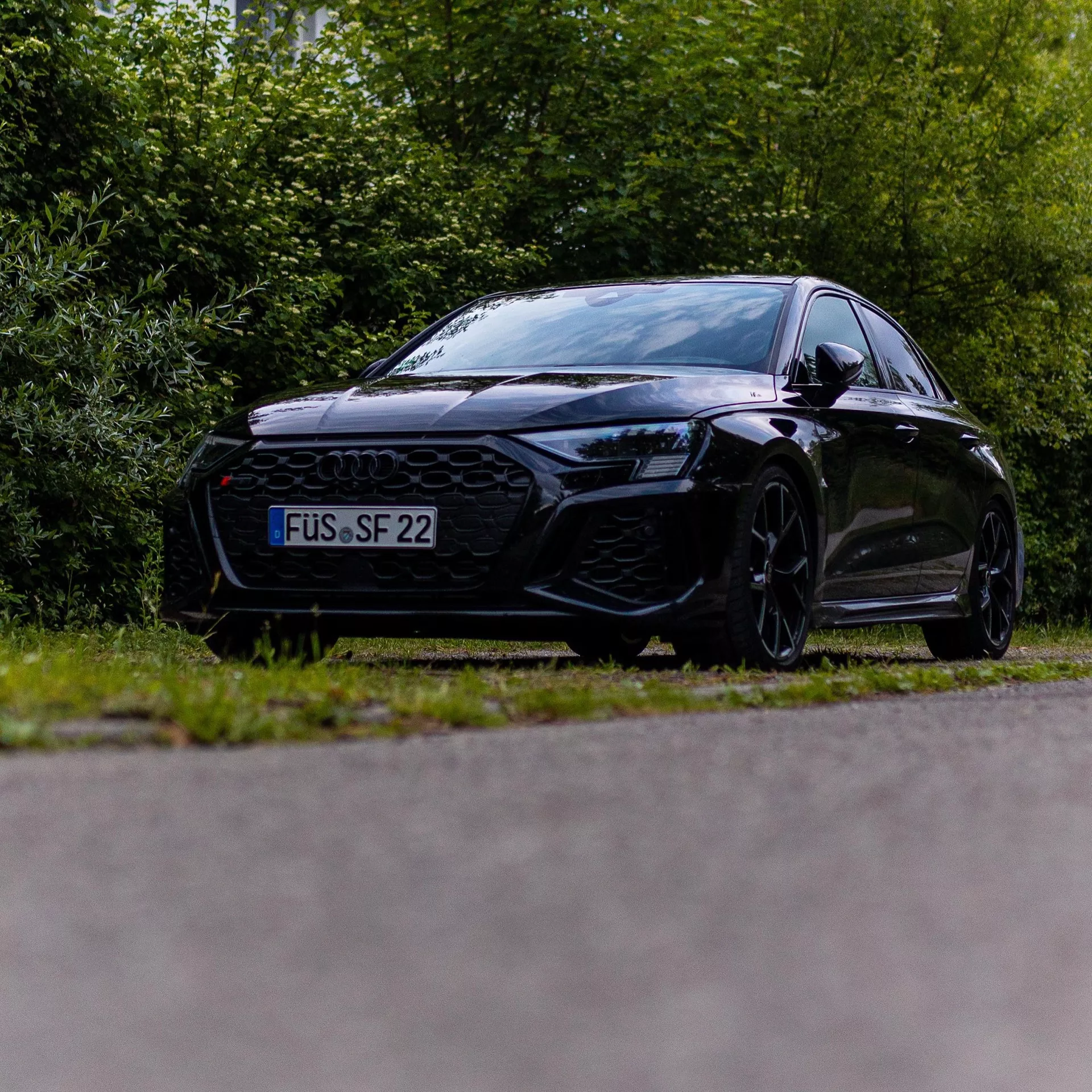 Audi RS3 Limousine in Schwarz, Front-Seitenansicht, mieten