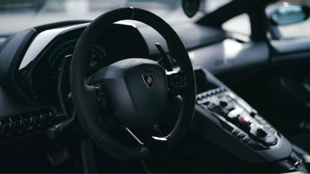 Lamborghini Aventador SVJ Roadster Innenraum mit Lenkrad mieten
