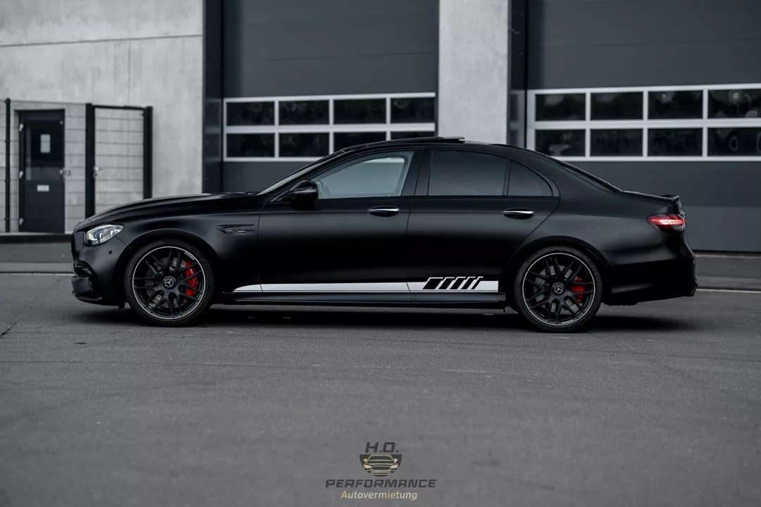 Mercedes E63S Facelift in Mattschwarz von der Seite mieten