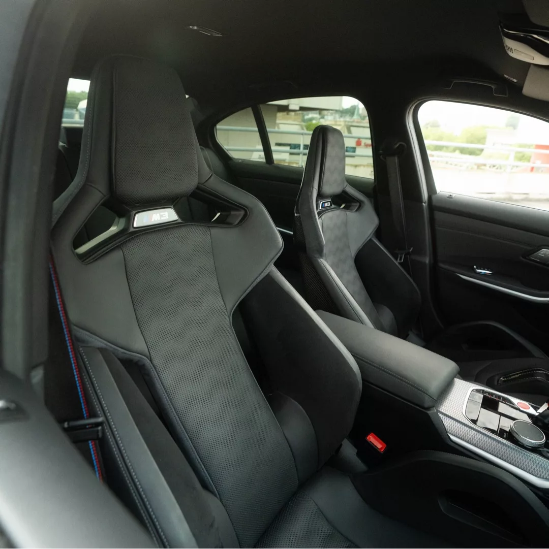 BMW M3 Competition Innenraum mit Sportsitzen mieten