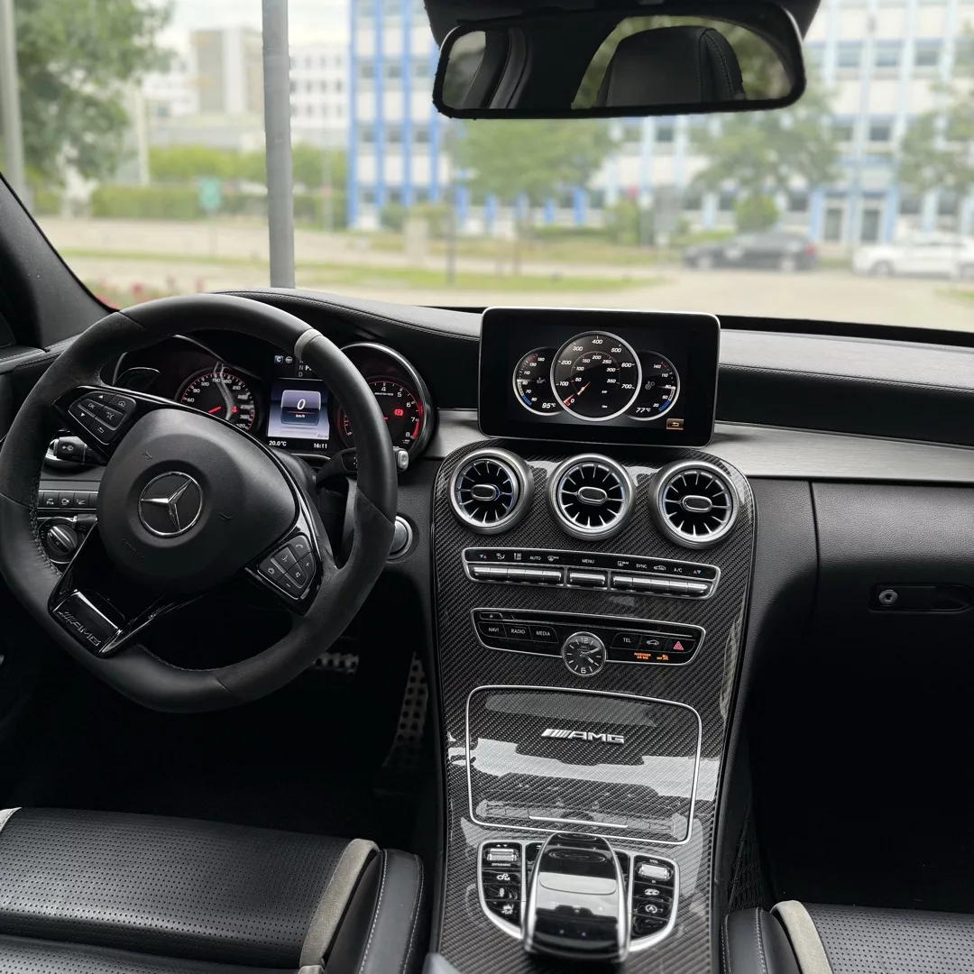 Mercedes C63s AMG Innenraum mit schwarzem Leder und Armaturen mieten