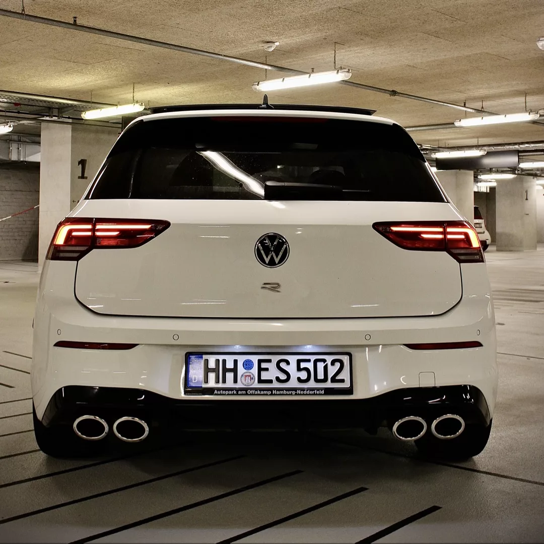 Golf 8R in Weiß von hinten mieten.