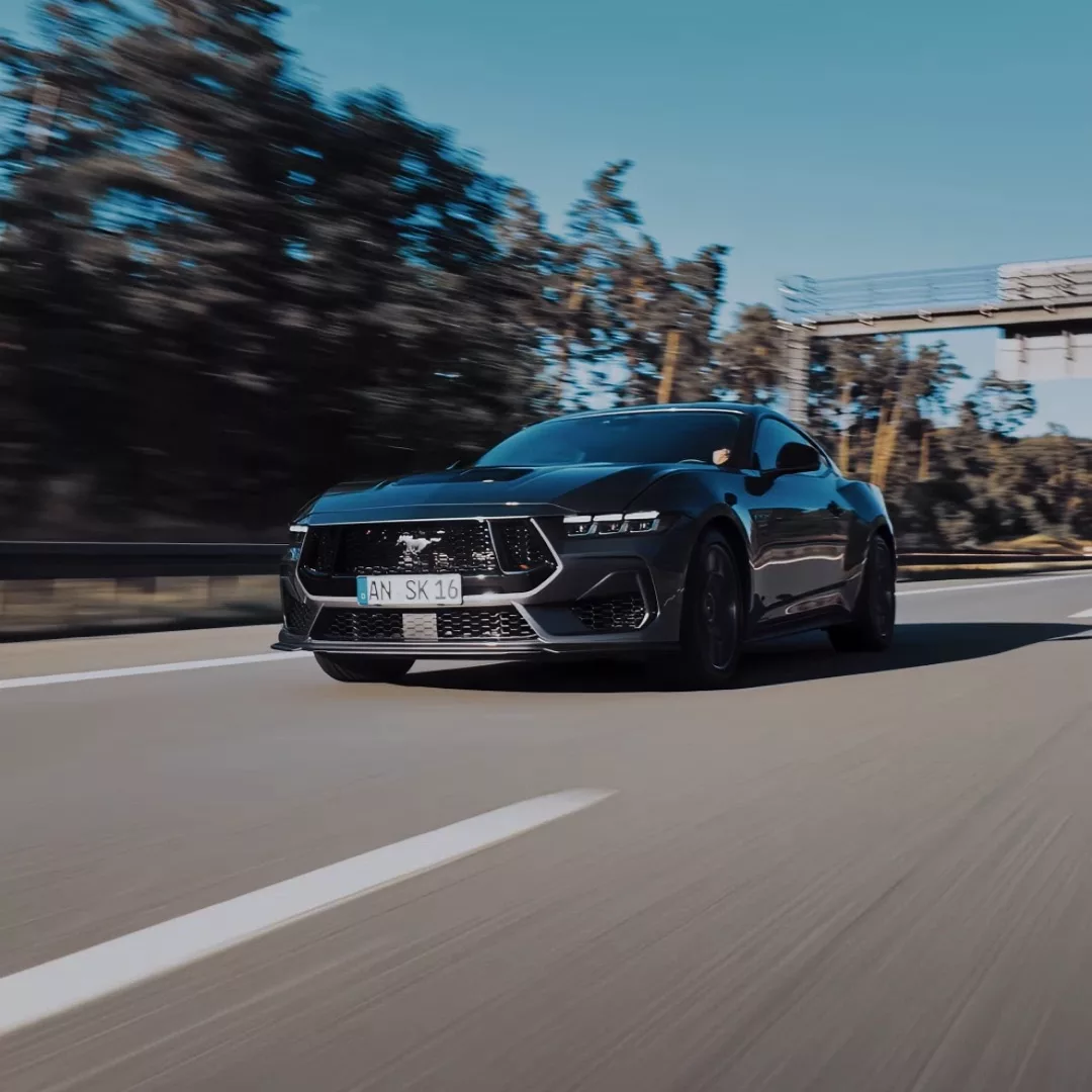 Ford Mustang GT V8 in Schwarz auf Autobahn mieten.