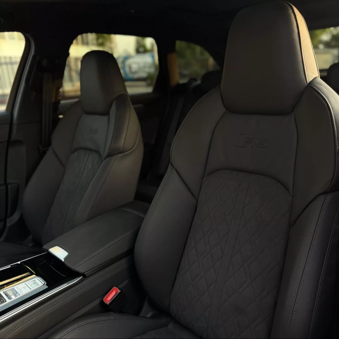 Audi RS6 Performance Innenraum mit schwarzen Ledersitzen mieten.
