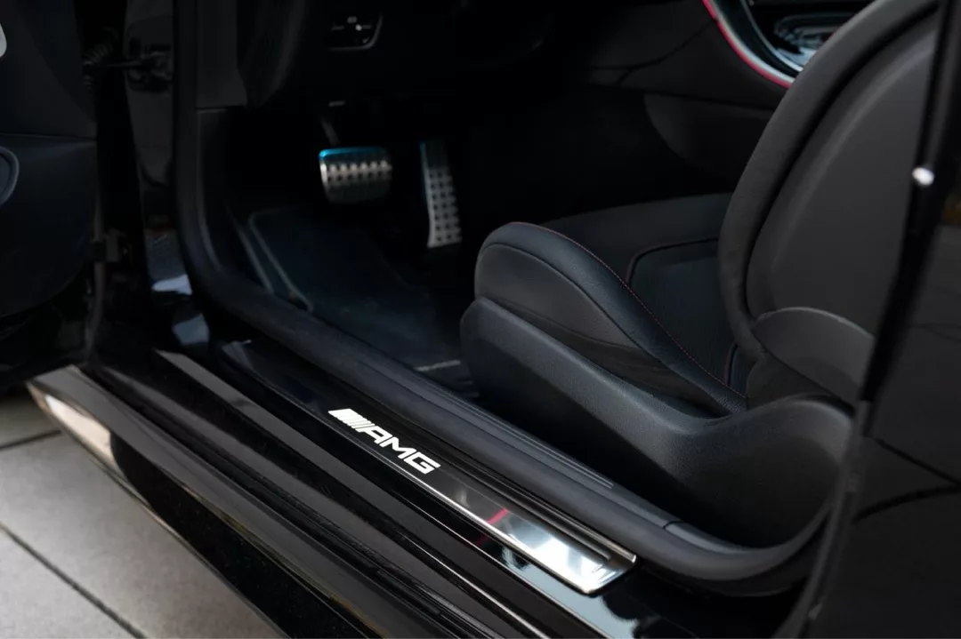 MERCEDES CLE 53 AMG Innenraum mit AMG-Einstiegsleisten mieten.