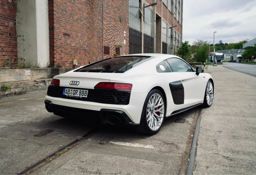 Audi R8 RWD Pearl Satin White von hinten mieten