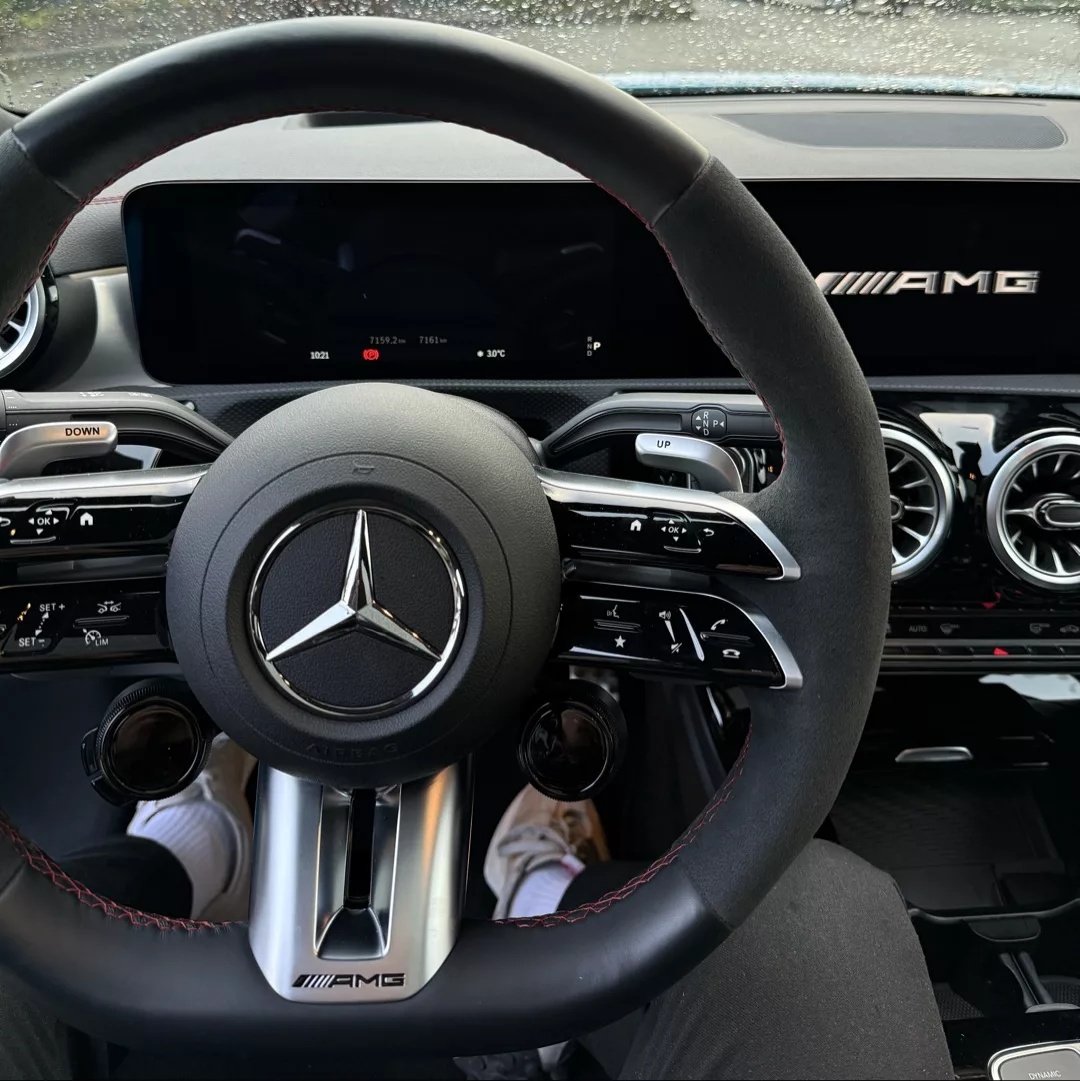 Mercedes Benz CLA 45S AMG Cockpitansicht mit Sportlenkrad mieten