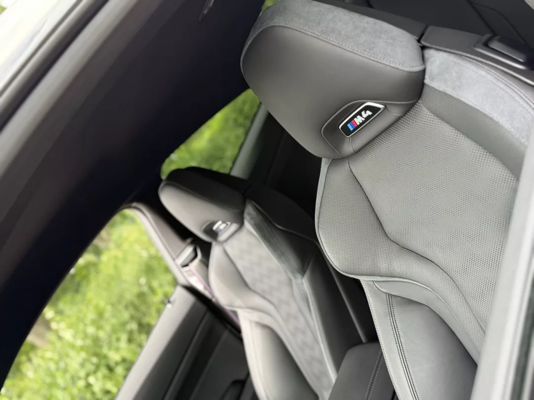 BMW M4 Competition Innenraum mit Sportsitzen mieten.