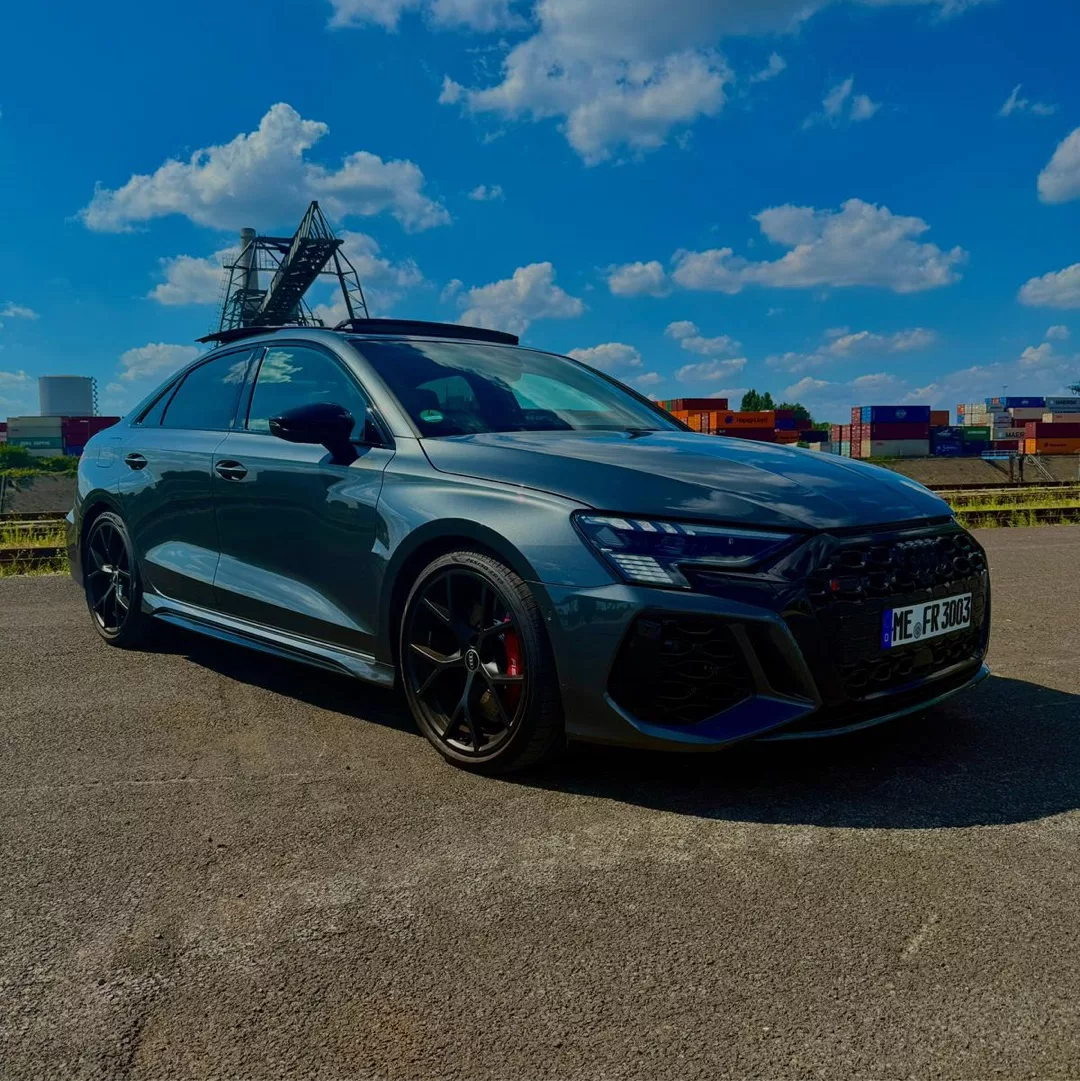 Audi RS3 Limousine in Grau von vorne mieten
