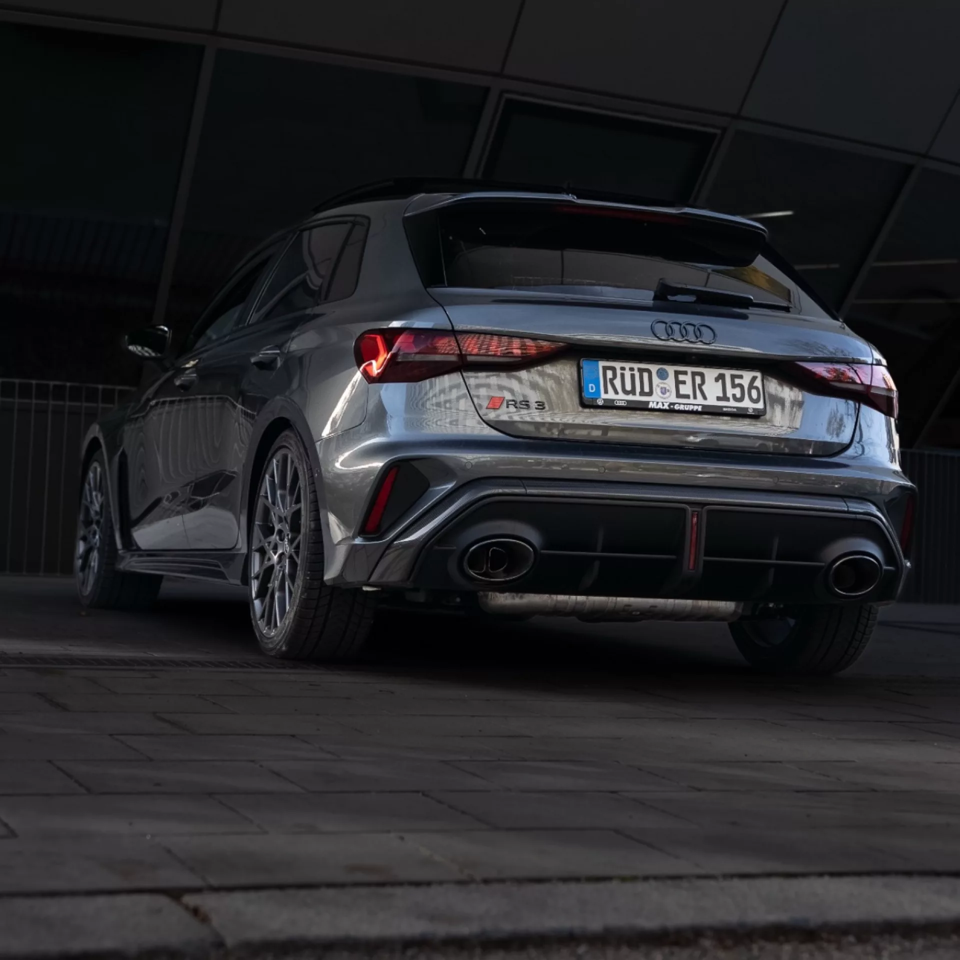 AUDI RS3 Sportback in Grau, Heckansicht, parken - mieten.