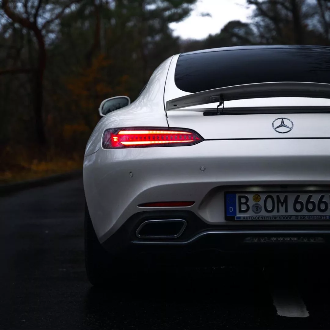 AMG GT Coupé ohne OPF in Weiß von hinten mieten