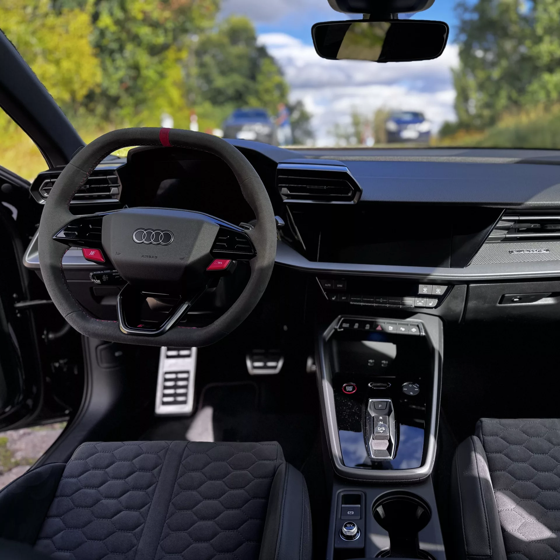 Audi RS3 FACELIFT 2025 Innenraum mit Sportlenkrad mieten